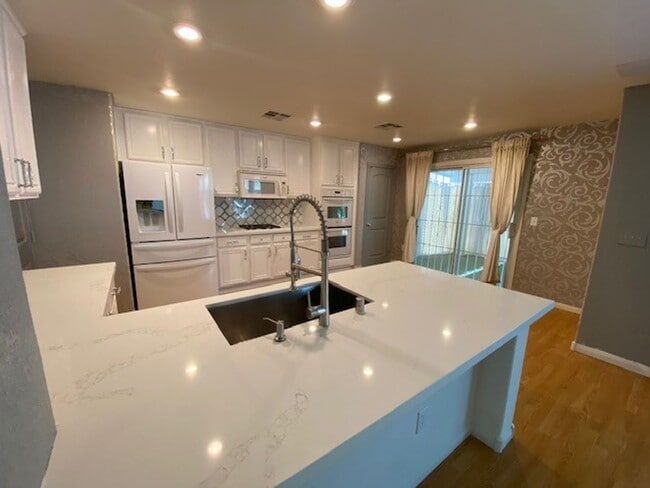 Building Photo - Unique Single Family 2/2 home