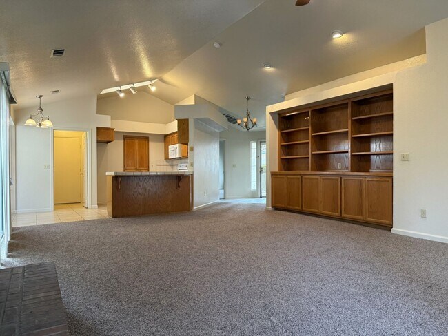 Building Photo - Adorbs 3/2 available NOW!!!