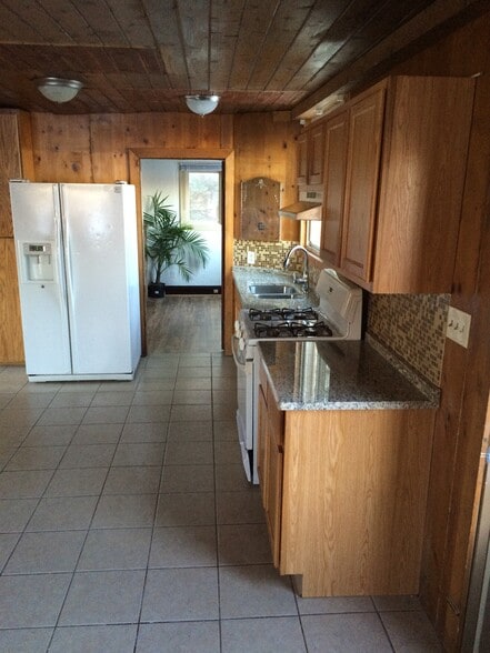 Building Photo - 401 E Ryan Rd