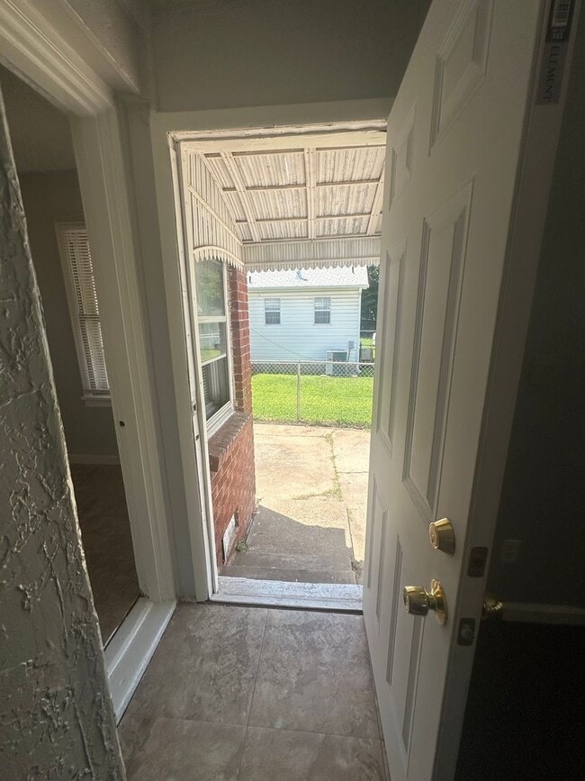 Building Photo - 2 Bed, 1 Bath, 1 Car Garage