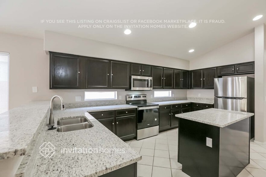 Building Photo - 900 E Jasper Dr