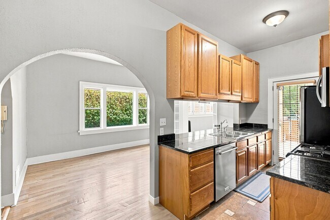 Building Photo - Charming 2-bedroom, 1-bath condo located in the heart of Denver