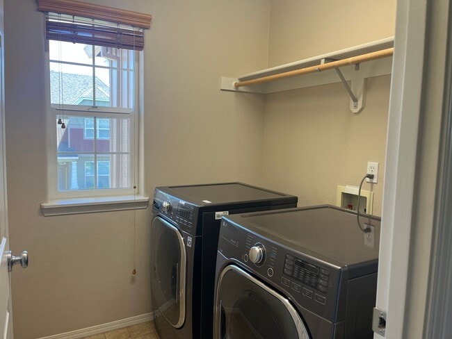 Building Photo - Beautiful 4BD + Den | 2.5BA | Single Family Home | Orenco Gardens Neighborhood