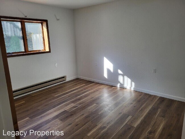 Building Photo - 4 br, 3 bath House - 110 W Graf St.