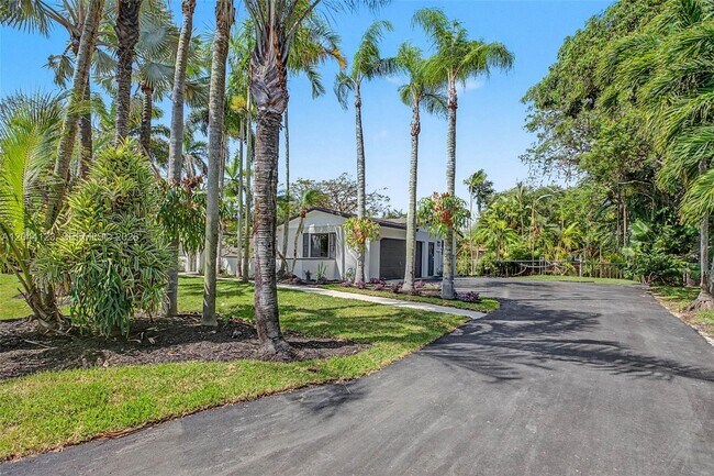 Building Photo - 17050 SW 83rd Ave
