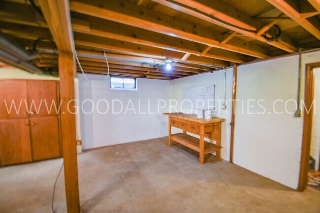 Building Photo - 2 Bedroom 1 Bath duplex home in Windsor He...