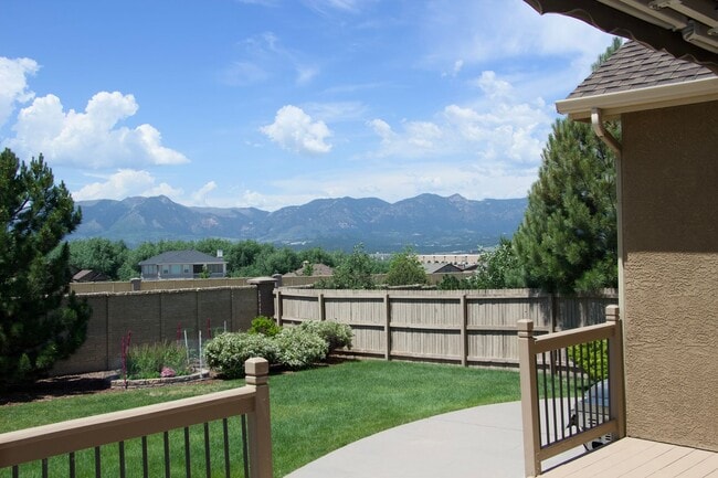 Building Photo - Gorgeous Mountain Views in Great School Di...