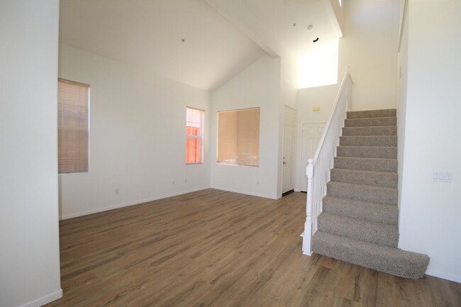 Building Photo - Large Ventura Home with Community Pool