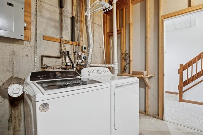 Building Photo - Freshly Updated 3B/2.5B Townhome with Walk...