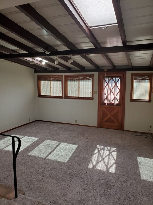 Building Photo - 933 Delaware St