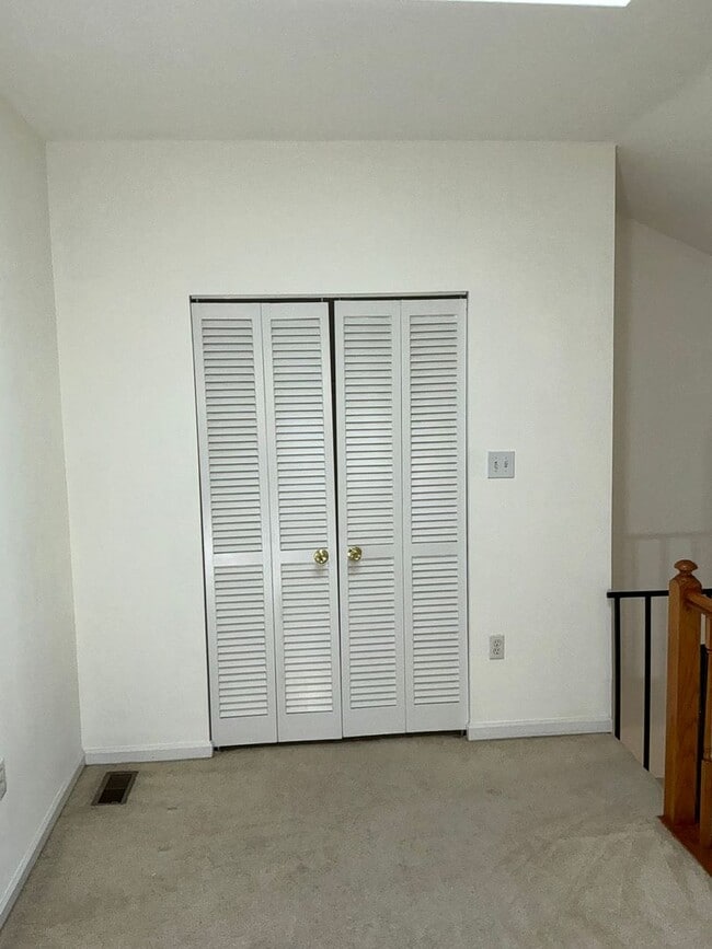 Building Photo - Very well maintained 2 bedroom 2 full 2 half upper floor condo with loft, located in the desired ...