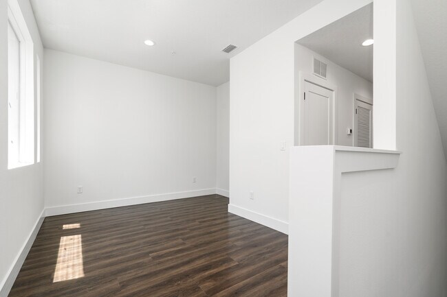 Building Photo - 869 6th Ave S