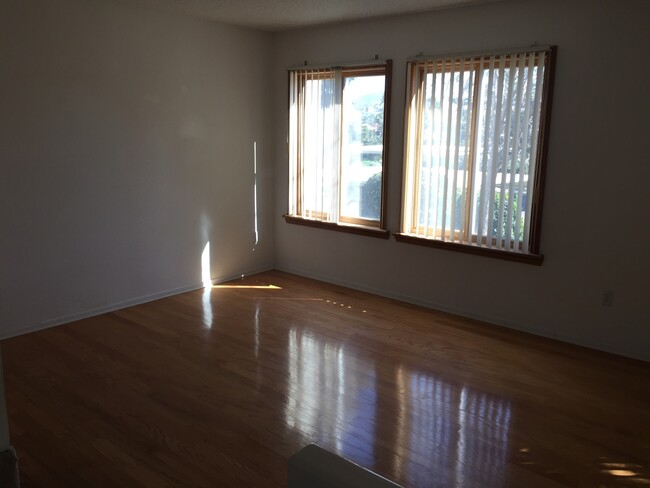 Building Photo - 3 Bedroom, 1.5 Bath Tierrasanta Townhome i...