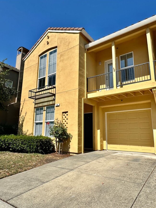 Building Photo - Hamilton 3+bd/2.5bth Townhome w/Den
