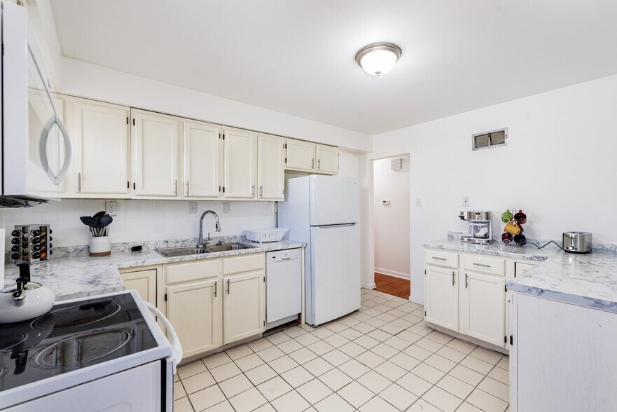 Building Photo - 660 Graham Rd