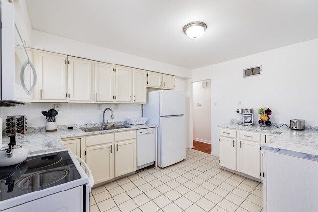 Building Photo - 660 Graham Rd