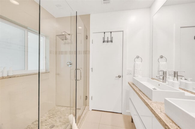 Building Photo - 549 NE 14th Ave