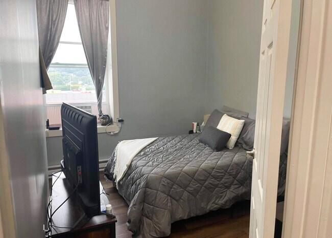 Building Photo - 7 N Front St