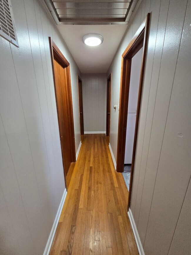 Building Photo - 3-4 bedroom ranch with attached garage, fe...