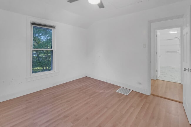 Building Photo - Ashland Ave