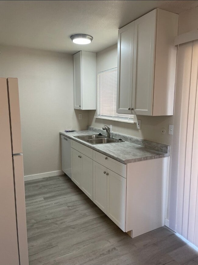 Building Photo - Newly Remodeled Townhouse
