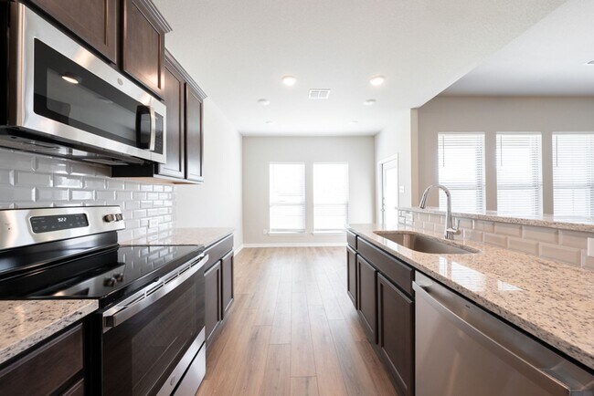 Building Photo - Spacious 4 Bedroom Home in South Temple – ...