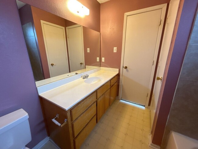 Building Photo - **2 WEEK FREE RENT***3103 Thoroughbred, Ki...