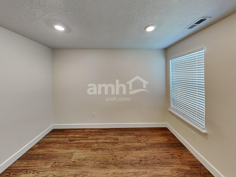 Building Photo - 2422 E Tumbleweed Rd