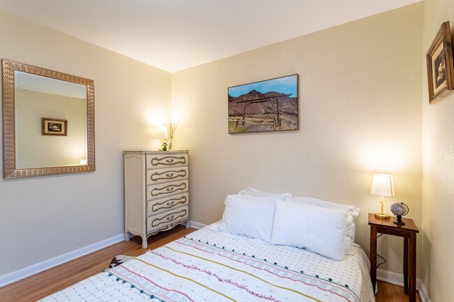 Building Photo - Spacious Updated Unit of Quadplex Availabl...
