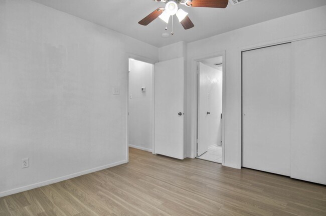 Building Photo - Beautiful Gated Townhome Great Location
