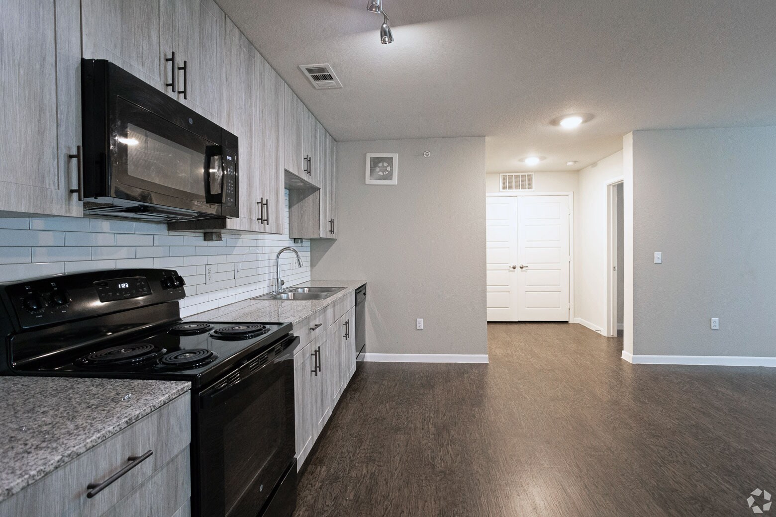 Building Photo - 3300 Oak Creek Dr