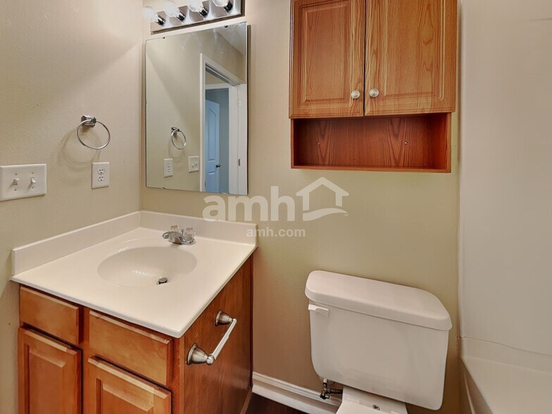 Building Photo - 714 W Parris Ave