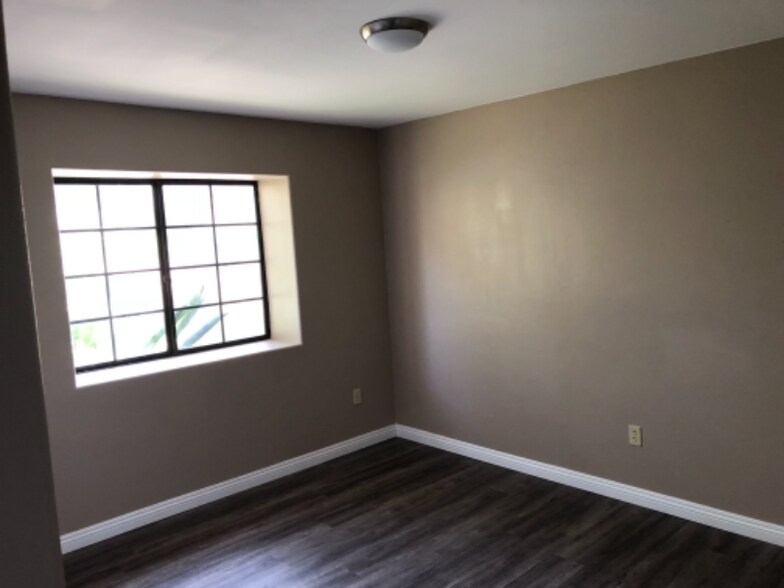 Building Photo - 1824 Queens Way