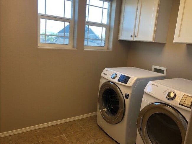 Building Photo - 2350 NW Hazelwood Ave