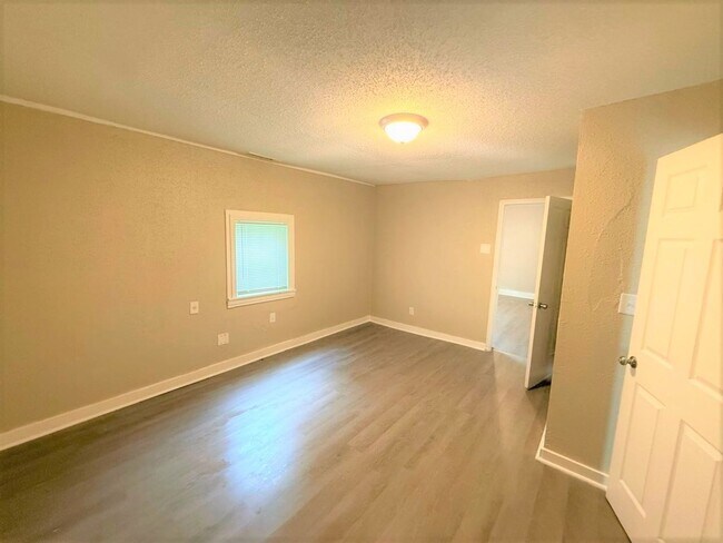 Building Photo - Reduced rent ~ Charming 3BR Memphis Home with Bright Living Space & Backyard Retreat
