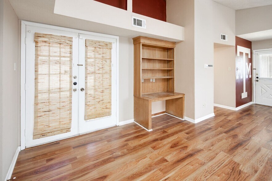 Building Photo - JUNE SUBLEASE!!!!  Adorable 3 Bedroom 2 Bathroom Home with Yard and 2 Car Garage!