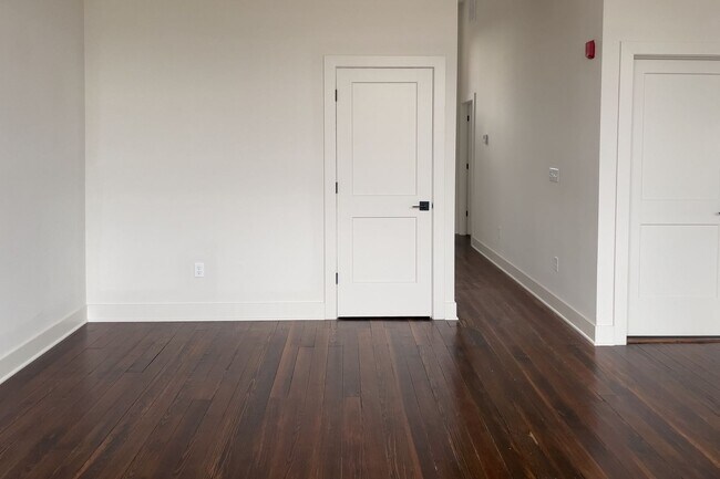 Building Photo - Burton One Bedroom