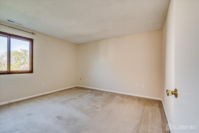 Building Photo - 405 Ravens Crest Dr
