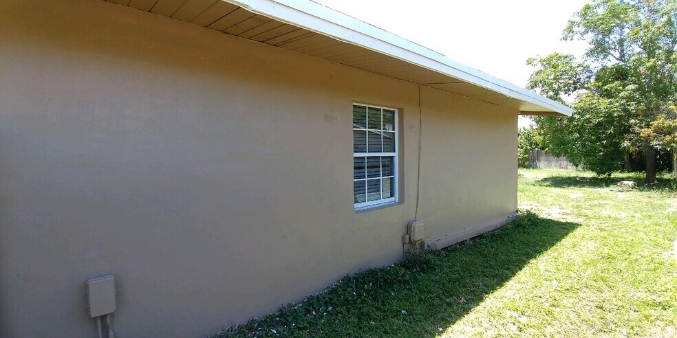 Building Photo - 355 Hastings St