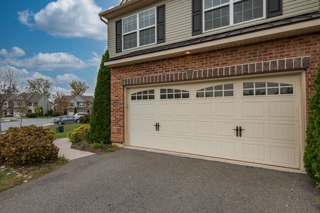 Building Photo - 3 bedroom Townhouse