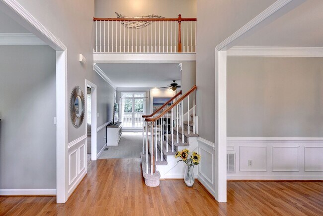 Building Photo - Spacious 5BR/4BA Home in Yorktown – Convenient Location and Comfortable Living