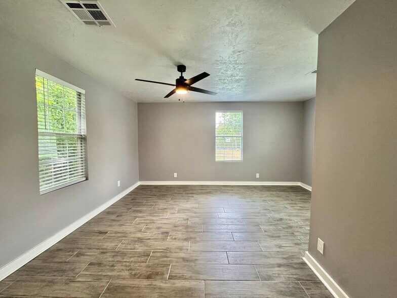 Building Photo - 2144 Westchester Dr