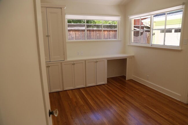 Building Photo - Charming 3-Bedroom Haven in Santa Barbara's Heart with Spacious Living!