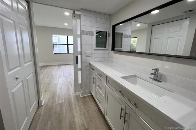 Building Photo - 1950 SW Palm City Rd