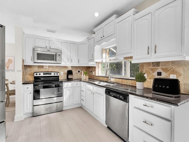 Building Photo - 11407 Lakeview Dr