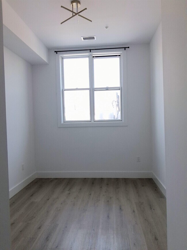 Building Photo - 491 Broadway
