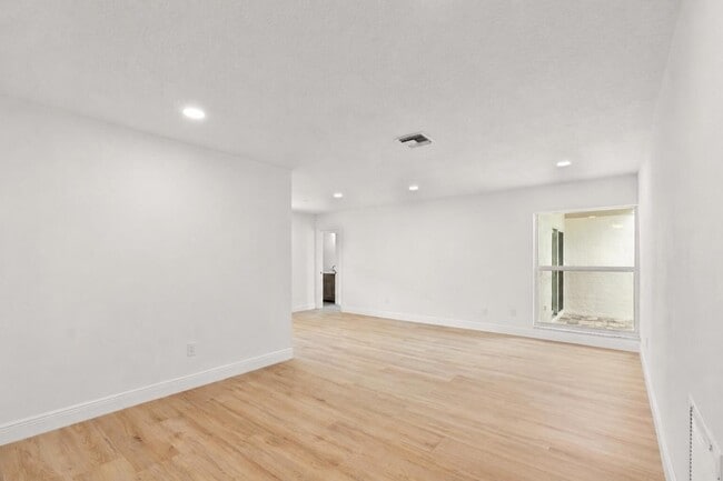 Building Photo - 1313 Pinetta Cir