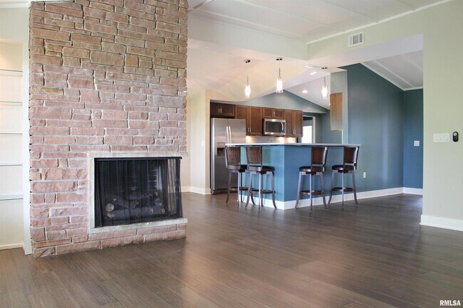 Building Photo - 4640 5th Ave