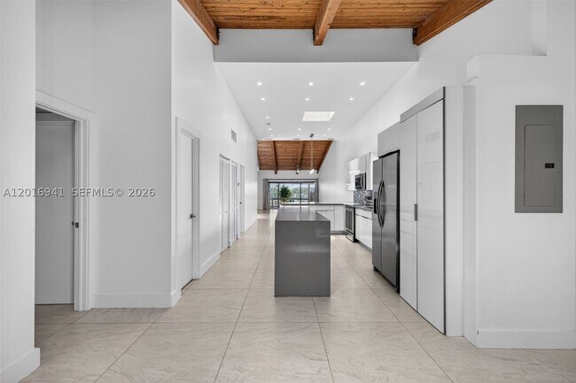 Building Photo - 2619 Parkview Dr S