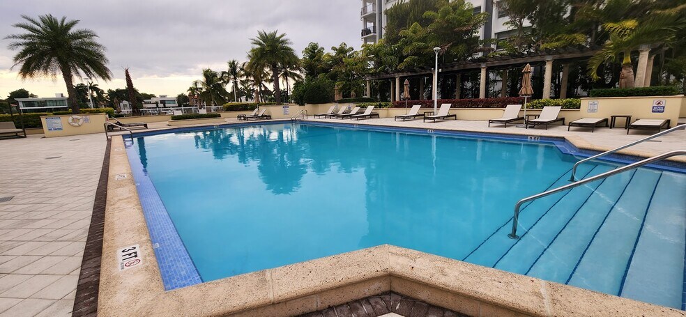 Building Photo - 5600 Collins Ave
